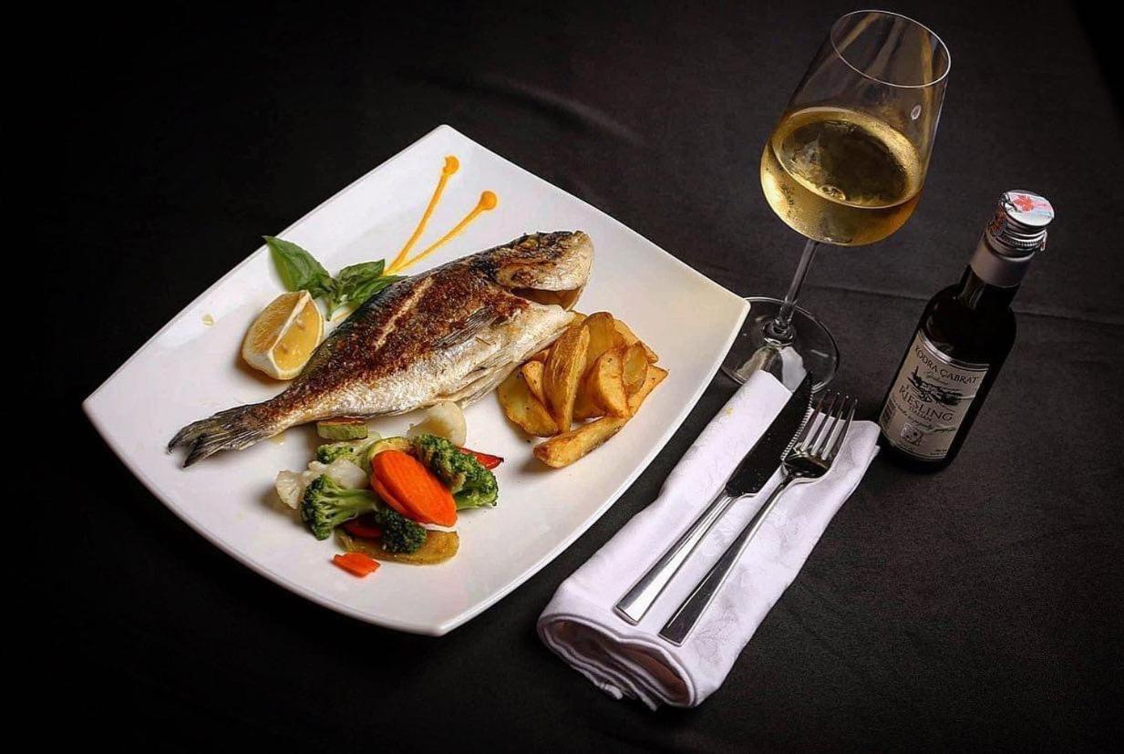 Conti Hotel & Restaurant Gjakova エクステリア 写真
